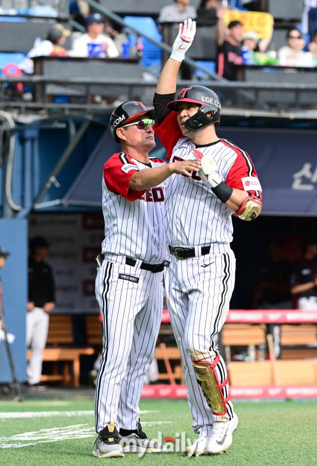 백투백 홈런을 친 김민성이 이종범 코치의 축하가 끝나기도 전에 관중석에 있는 딸에게 세리머니를 하고 있다 / 잠실 = 유진형 기자 zolong@mydaily.co.kr
