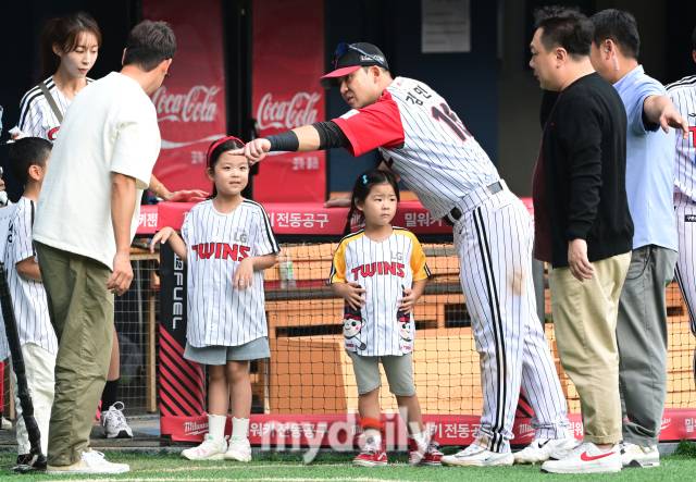 경기 후 그라운드 이벤트를 준비하는 아이에게 친절하게 설명하는 김민성 / 잠실 = 유진형 기자 zolong@mydaily.co.kr