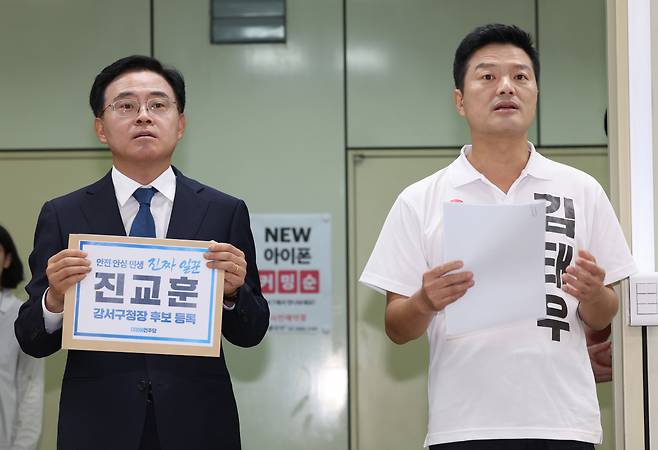 다음달 11일 치러지는 강서구청장 보궐선거 후보자 등록 첫날인 21일 서울 강서구 선거관리위원회에서 진교훈 더불어민주당 후보(왼쪽)와 김태우 국민의힘 후보가 후보 등록을 기다리고 있다. [연합]
