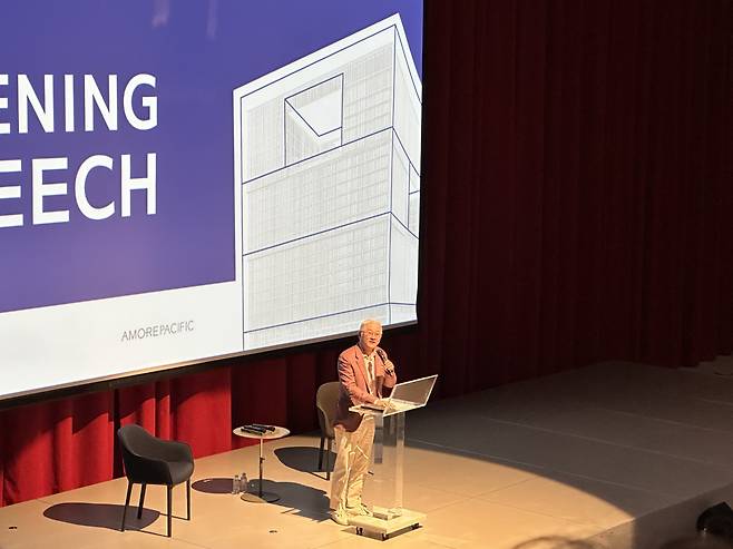 25일 서울 용산구 아모레퍼시픽 세계본사에서 서경배 아모레퍼시픽 회장이 세계본사 준공 5주년을 맞아 열린 건축가 데이비드 치퍼필드 초청강연회에 인사말을 하고 있다. 신주희 기자