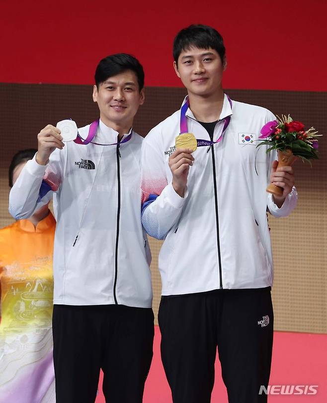 [항저우=뉴시스] 조수정 기자 = 25일(현지시간) 중국 항저우 전자대학 체육관에서 열린 2022 항저우 아시안게임 펜싱 남자 사브르 금메달을 획득한 한국 오상욱(오른쪽), 은메달 구본길이 시상식에서 메달을 들어보이고 있다. 2023.09.25. chocrystal@newsis.com