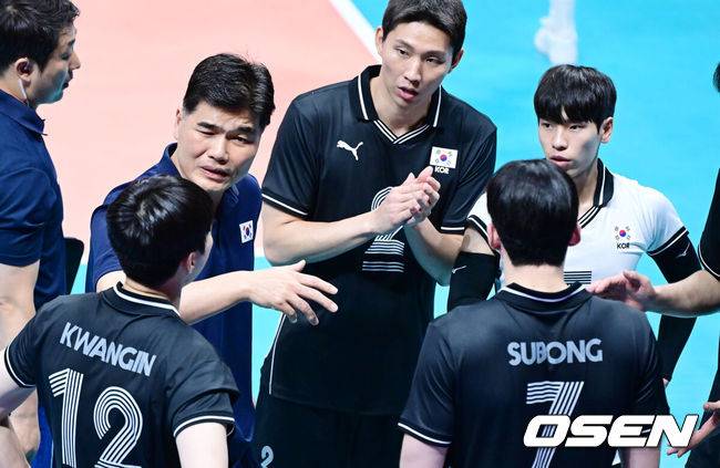 [OSEN=샤오싱(중국), 최규한 기자] 22일 오후 중국 저장성 사오싱 중국 섬유 도시 스포츠센터 체육관에서 ‘제19회 항저우 아시안게임’ 남자배구 대한민국과 파키스탄의 12강전 경기가 열렸다.한국 임도헌 감독과 선수들이 작전 타임을 갖고 있다. 2023.09.22 / dreamer@osen.co.kr