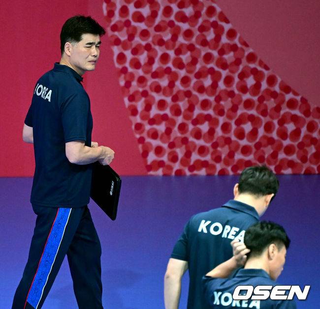 [OSEN=샤오싱(중국), 최규한 기자] 22일 오후 중국 저장성 사오싱 중국 섬유 도시 스포츠센터 체육관에서 열린 제19회 항저우 아시안게임’ 남자배구 대한민국과 파키스탄의 12강전 경기, 대한민국이 파키스탄에 0:3(19-25, 22-25, 21-25) 셧아웃 패배를 당했다.패배한 한국 임도헌 감독과 스태프가 코트를 빠져나가고 있다. 2023.09.22 / dreamer@osen.co.kr