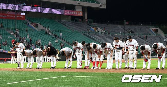 [OSEN=인천, 이대선 기자] 패배한 SSG 선수들이 관중석을 향해 인사를 하고 있다. 2023.08.31 /sunday@osen.co.kr