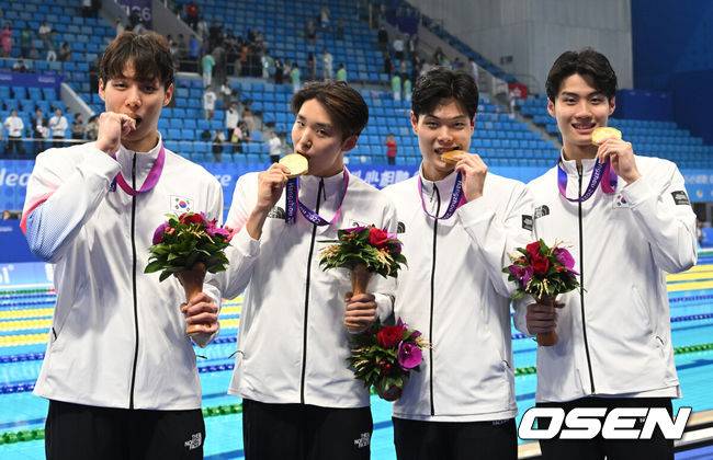 [OSEN=항저우(중국), 김성락 기자] 25일 오후 올림픽 스포츠센터 수영장에서 '제19회 항저우아시안게임' 수영 남자 계영 800m 결승전 경기가 열렸다.경기 종료 후 한국 대표팀 선수들이 취재진을 향해 포즈를 취하고 있다. 이날 한국 대표팀은 양재훈~이호준~김우민~황선우 순으로 헤엄쳐 7분01초73의 기록으로 금메달을 목에 걸었다. 2023.09.25 / ksl0919@osen.co.kr