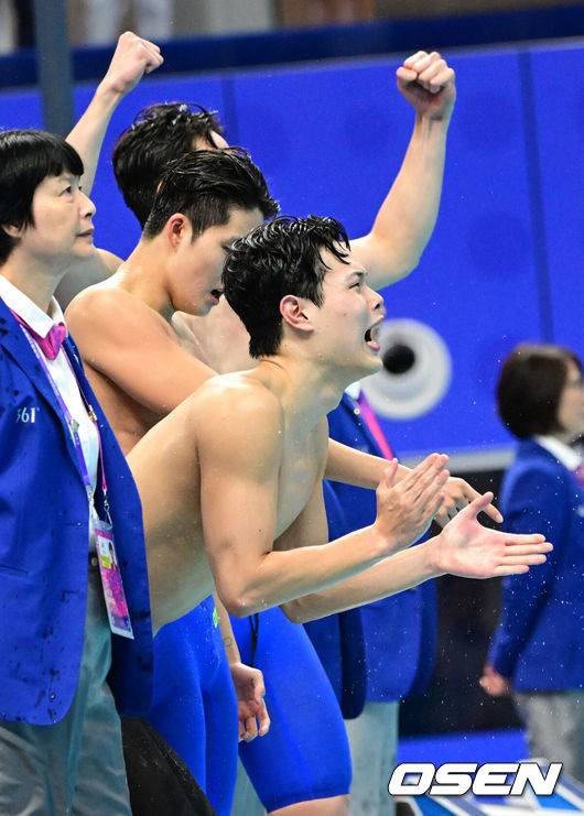 [OSEN=항저우(중국), 김성락 기자] 25일 오후 올림픽 스포츠센터 수영장에서 '제19회 항저우아시안게임' 수영 경영 남자 계영 800m 결승전 경기가 열렸다.금메달 확정 직후 한국 대표팀 선수들이 기뻐하고 있다. 이날 한국 대표팀은 양재훈~이호준~김우민~황선우 순으로 헤엄쳐 7분01초73의 기록으로 금메달을 목에 걸었다. 2023.09.25 / ksl0919@osen.co.kr