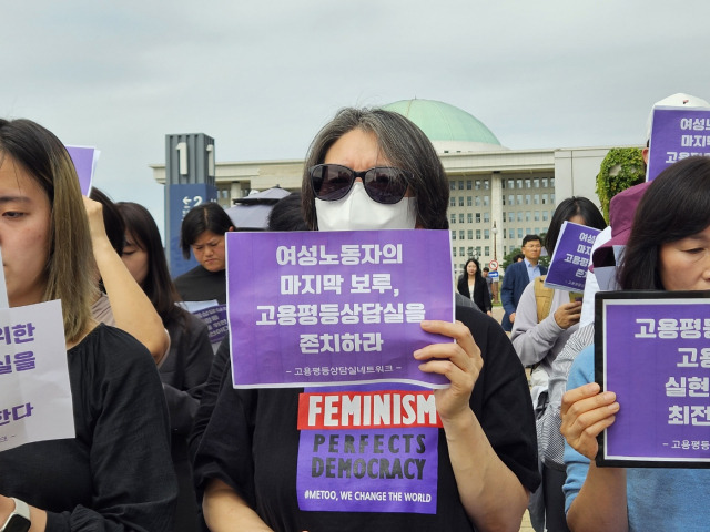 ▲25일 오전 서울 국회 앞에서 전국고용평등상담실네트워크와 190여개 시민사회단체가 '24년간 여성노동자를 지켜온 고용평등상담실 폐지, 퇴행하는 고용노동부 규탄한다' 기자회견을 개최하고 있다. ⓒ프레시안(한예섭)