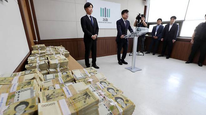 오늘(25일) 춘천지검 소회의실에서 검찰이 수사 내용을 설명하는 장면. 왼쪽에는 검찰이 피고인들로부터 압수한 현금 40억 원이 놓여있다.？