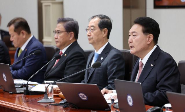 윤석열 대통령이 25일 서울 용산 대통령실 청사에서 열린 국무회의에서 발언하고 있다. 연합뉴스