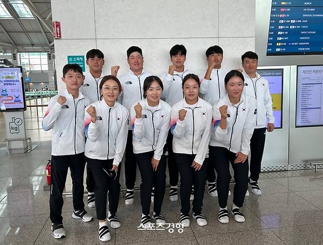 김시우, 임성재(뒷줄 왼쪽부터) 등 항저우 아시안게임에 출전하는 한국남녀 골프 대표선수들이  25일 인천국제공항에서 출국에 앞서 선전을 다짐하며 기념촬영을 하고 있다. ｜대한골프협회 제공