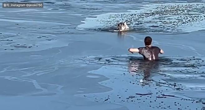 주먹으로 얼음 깨고, 살갗 베여가며…남자가 얼음 호수에 뛰어든 이유 | 취재대행소 왱