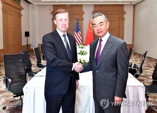 '몰타 회동' 악수하는 美설리번·中왕이     (발레타 신화=연합뉴스) 제이크 설리번 미국 백악관 국가안보보좌관(왼쪽)과 왕이 중국 외교부장(공산당 중앙정치국 위원 겸 당 외사판공실 주임)이 16일(현지시간) 남유럽 몰타에서 만나 악수하고 있다. 이번 회동에서 양자 관계, 중국의 러시아 지원 문제, 대만 문제 등을 논의한 양측은 "솔직하고 건설적인 대화였다"고 평가했다. 2023.09.18
    besthope@yna.co.kr