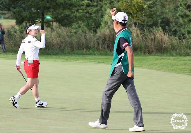 연장전 우승 퍼트를 넣고 캐디와 함께 주먹을 불끈 쥐며 기뻐하는 이다연. [KLPGA 제공. 재판매 및 DB 금지]