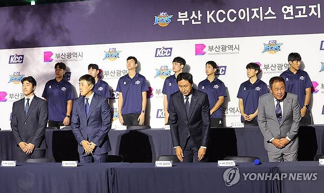 부산팬들에게 인사하는 KCC이지스 (부산=연합뉴스) 손형주 기자 = 25일 오후 부산 사직실내체육관에서 열린 부산 KCC이지스 연고지 협약식 및 출정식에서 전창진 감독을 비롯한 코칭스테프와 선수들이 부산팬들에게 인사하고 있다. 2023.9.25 handbrother@yna.co.kr