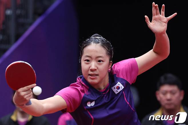 신유빈이 25일 중국 항저우 공슈 캐널 스포츠 파크 체육관에서 열린 2022 항저우 아시안게임 탁구 여자 단체전 4강 일본 하야타 히나와 대결을 펼치고 있다. 이날 대한민국은 매치 스코어 1대 3으로 패하며 결승 진출에 실패했다. 2023.9.25/뉴스1 ⓒ News1 신웅수 기자