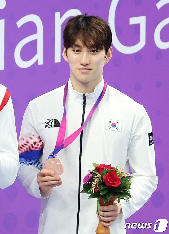 25일 오후 중국 항저우 올림픽 스포츠센터 수영장에서 열린 남자 평영 100ｍ 결승전에서 3위에 올라 동메달을 목에 건 대한민국 최동열이 기념촬영을 하고 있다. 2023.9.25/뉴스1 ⓒ News1 민경석 기자