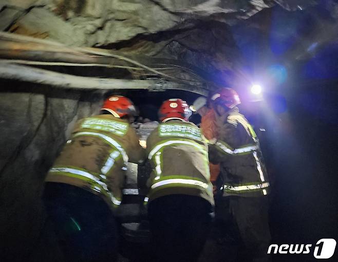 경북 봉화 광산 매몰 사고 10일째 광산구조대와 소방구조대가 고립된 광부 2명을 구조하기 위해 갱도 내부에 쌓인 암석을 제거하고 있다. (경북소방본부 제공) 2022.11.4/뉴스1 ⓒ News1 공정식 기자