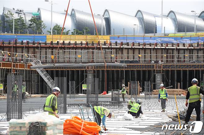 전국 대부분 지역에 폭염 경보가 내려진 2일 인천국제공항 제2합동청사 확장공사 현장에서 근로자들이 뙤약볕 아래서 공사를 진행하고 있다.2023.8.2/뉴스1 ⓒ News1 박정호 기자