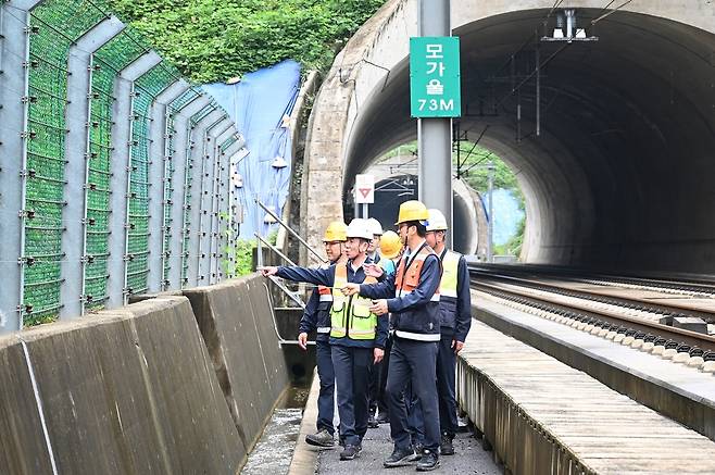 한문희 코레일사장이 추석특별수송 앞두고 철도시설현장 점검을 하고 있다.(한국철도공사 제공)