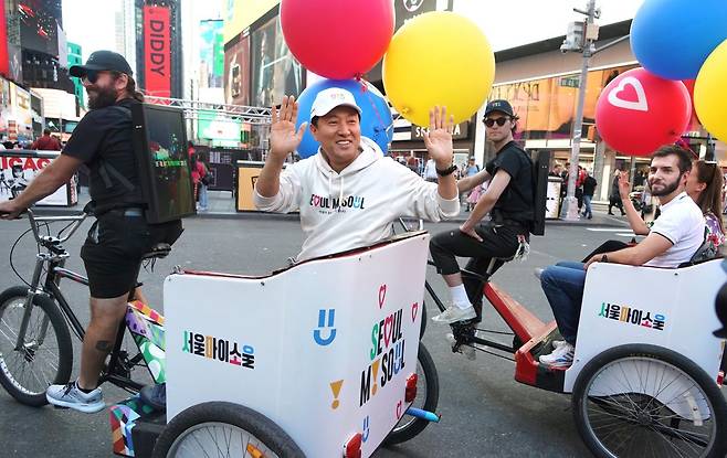 오세훈 서울시장이 20일(현지 시각) 미국 뉴욕 맨하탄 타임스퀘어광장 인근에서 서울브랜드 자전거 원정대를 타고 이동하고 있다. /서울시 제공