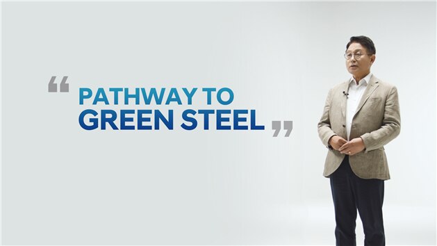 안동일 현대제철 사장이 '그린 철강으로의 길(Pathway to Green Steel)'이라는 주제로 탄소중립 로드맵을 설명하고 있다. /현대제철 제공