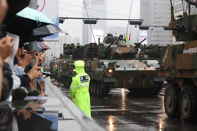 건군 75주년 국군의 날 기념행사가 열린 26일 오후 군 장병들과 장비들이 서울 종로구 광화문광장 인근에서 시가행진을 하고 있다. /연합뉴스
