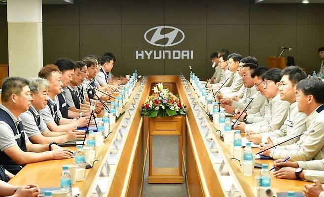 현대자동차 노사가 6월 13일 울산공장 본관에서 올해 임금 및 단체협약(임단협) 교섭을 위한 상견례를 진행하고 있다. ⓒ현대자동차