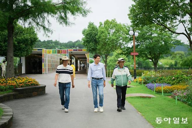 순천만국가정원을 둘러보는 노관규 순천시장(가운데)과 최덕림 총감독(왼쪽). 순천만국제정원박람회 제공