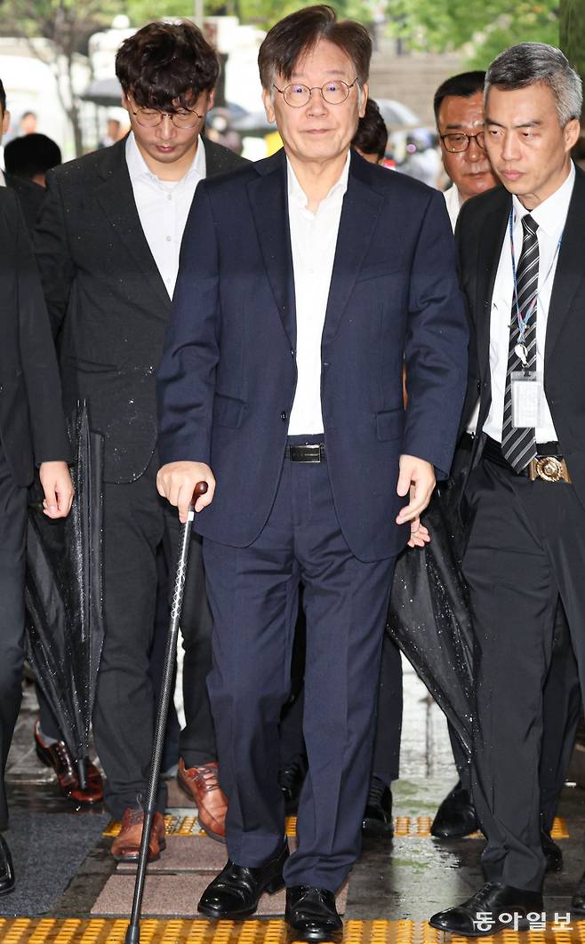 26일 이재명 대표가 법원 입구에 들어서자 잠시 고개를 들어 취재진을 바라보고 있다. 박형기 기자 oneshot@donga.com