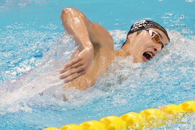 김우민이 26일 중국 항저우 올림픽 스포츠센터 열린 아시안게임 남자 자유형 1500ｍ에서 역영하고 있다. 항저우=뉴스1