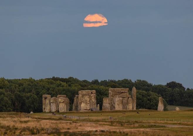 〈Supermoon is visible above Stonehenge in London, UK on the 3rd. Stonehenge U.K. Twitter