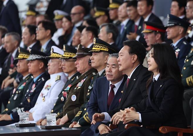 윤석열 대통령이 26일 경기도 성남 서울공항에서 열린 건군 제75주년 국군의날 기념식에서 이종섭 국방부 장관과 대화하고 있다. 사진=대통령실통신사진기자단