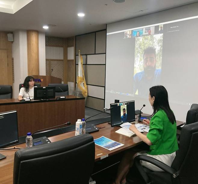 부산항만공사 관계자가 지난 21일 아슈도드항만회사와 화상으로 정보교류를 하고 있다. 부산항만공사 제공