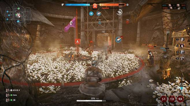 인원이 줄어들어 전투의 집중도가 높아졌다