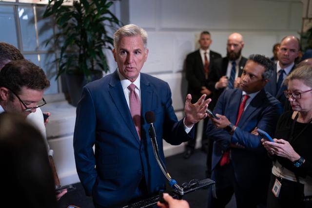 케빈 매카시 미국 하원의장(가운데)이 14일 워싱턴DC 의회에서 공화당 내부 회의를 마친 뒤 기자들에게 말하고 있다. 공화당 내부에선 미국 연방정부 '셧다운' 데드라인을 보름여 남겨 놓고 내년도 예산안 처리를 둘러싼 갈등이 심화하고 있다. AP 연합뉴스