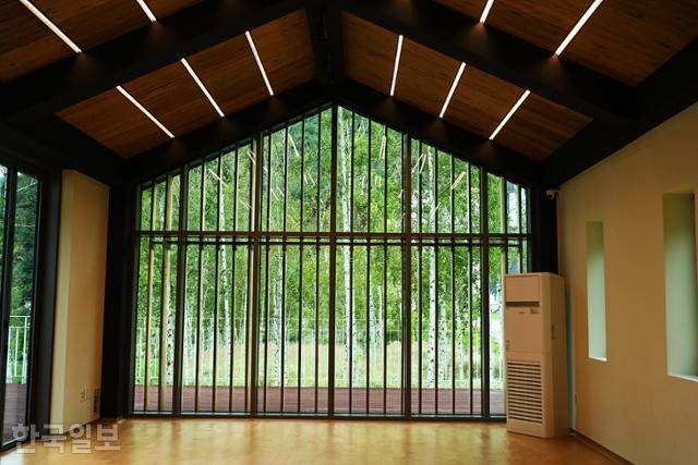 하이힐링원 강의실 창문으로 자작나무숲이 보인다.