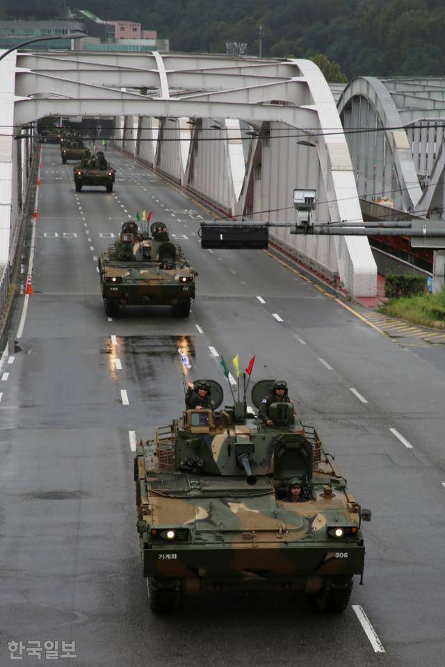 26일 서울 용산구 한강대교에서 탱크 등 군장비가 시가 행진을 하며 도로를 지나가고 있다. 정다빈 기자