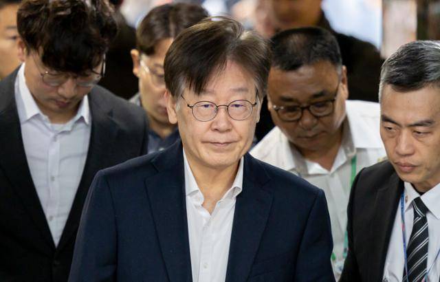 이재명 더불어민주당 대표가 26일 서울 서초구 서울중앙지법에서 열리는 구속 전 피의자 심문(영장실질심사)을 받기 위해 법정으로 향하고 있다. 연합뉴스