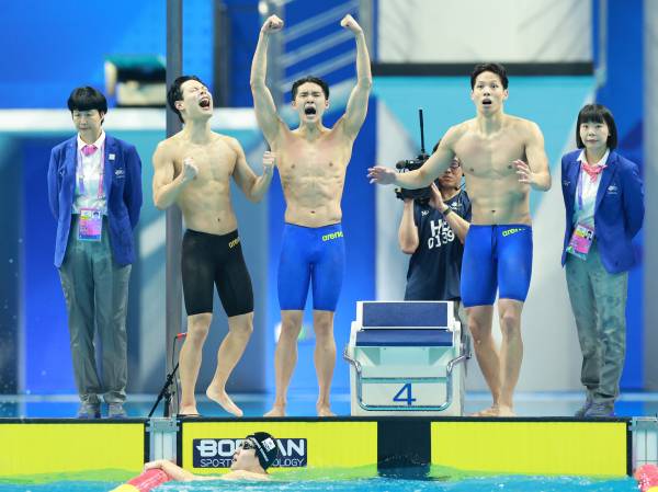 <yonhap photo-0045=""> '코리아의 승리!' (항저우=연합뉴스) 홍해인 기자 = 황선우, 김우민, 이호준, 양재훈가 25일 중국 항저우 올림픽 스포츠센터 수영장에서 열린 2022 항저우 아시안게임 수영 이틀째, 남자 800m 계영 결승에서 금메달을 획득한 뒤 기뻐하고 있다. 2023.9.25 hihong@yna.co.kr/2023-09-26 00:06:00/ <저작권자 ⓒ 1980-2023 ㈜연합뉴스. 무단 전재 재배포 금지.></yonhap>