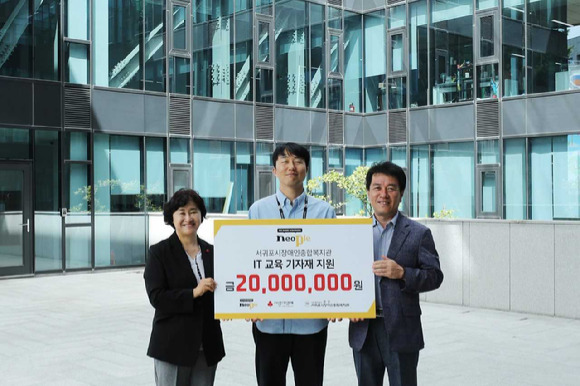 사회복지공동모금회 제주지회 박은희 사무처장(좌측부터), 네오플 총무팀 백무열 팀장, 서귀포시장애인종합복지관 윤보철 관장. [사진=네오플]