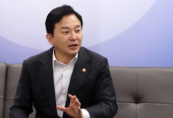 원희룡 국토교통부 장관이 지난 18일 세종시 정부세종청사에서 열린 출입기자 간담회에서 질문에 답하고 있다. [사진=뉴시스]