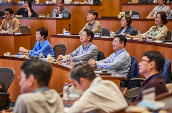 26일 경기 용인시 삼성인력개발원 에서 열린 '2023 삼성준법감시위원회-관계사 컴플라이언스 워크숍'에서 삼성준법감시위원회 위원들과 관계사 준법지원조직 실무자들이 강의를 듣고 있다. [사진=준감위 ]