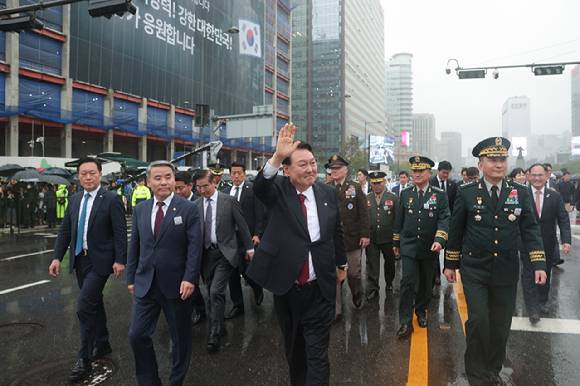 윤석열 대통령이 26일 서울 세종대로 일대에서 진행된 건군 75주년 국군의 날 시가행진에서 육조마당을 향해 행진하고 있다. [사진=대통령실]