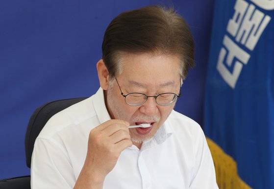 이재명 대표가 단식 11일차인 지난 10일 서울 여의도 국회 앞 단식투쟁천막에서 소금으로 버티고 있다. 뉴스1