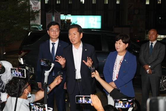 더불어민주당 장경태(왼쪽부터), 정청래, 서영교 최고위원이 지난 22일 오후 녹색병원에서 병상 단식을 이어가고 있는 이재명 대표를 만나고 나와 브리핑을 하고 있다. 연합뉴스