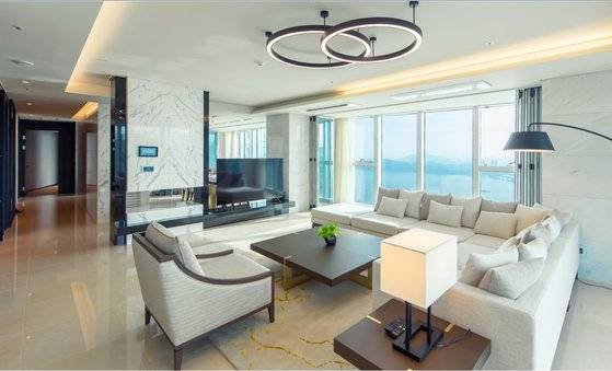 엘시티더레지던스 90층 거실.