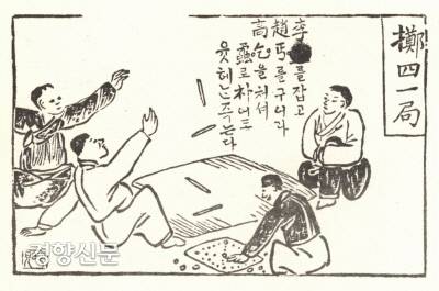 1910년 2월 15일 <대한민보>에 실린 만평. “李■를 잡고 조개(趙개)를 구어라. 고걸(高乞)을 쳐서 모(모)로 박(朴)어도 윷에는 죽는다”고 했다. 통감부에 의해 부분 삭제됐다. ‘이■’는 ‘이도’를 의미한다. 안중근 의사에게 척살된 이토 히로부미를 가리킨다, ‘이도’는 매국노 이완용을 지칭하는 중의적인 의미도 있는 것 같다.