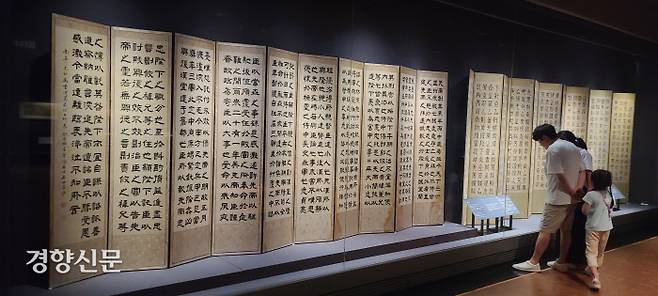 위창이 예서로 쓴 제갈량(181~234)의 출사표(왼쪽). 오른쪽은 대한제국 시절 농상공부대신을 지낸 장두현(1875~1938)의 부탁으로 써준 전서 글씨.