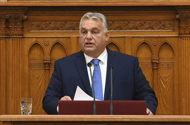 빅토르 오르반 헝가리 총리가 25일(현지시간) 의회에서 연설을 하고 있다. AP연합뉴스
