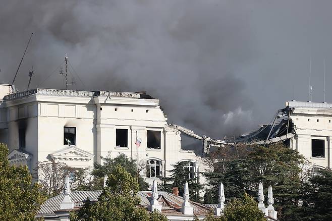 지난 22일(현지시간) 우크라이나군의 미사일 공격으로 크름반도 세바스토폴의 러시아 흑해함대 사령부 건물에 연기가 피어오르고 있다. 타스연합뉴스